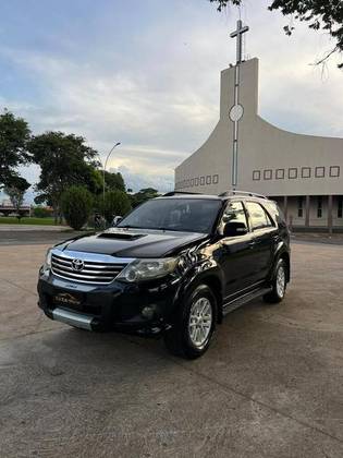 TOYOTA HILUX SW4 3.0 SRV 4X4 7 LUGARES 16V TURBO INTERCOOLER DIESEL 4P AUTOMÁTICO TOYOTA HILUX SW4 3.0 SRV 4X4 7 LUGARES 16V TURBO INTERCOOLER DIESEL 4P AUTOMÁTICO